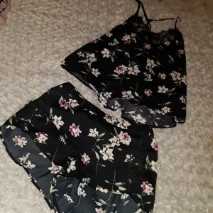 Sov & mysplagg - Säljer ett oanvändt sovplaggsset i siden i stl XS för 150:- köparen står för frakten 