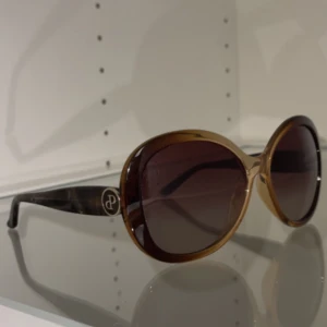 Philipp plein solglasögon  - Solglasögon i en gammal modell, använd fåtal gånger, inga repor 