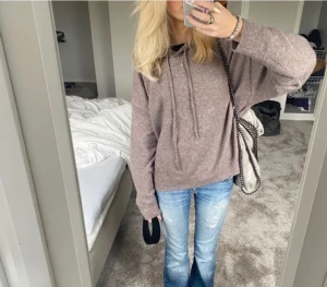 Stickad Hoodie  - En jätte fin beige eller brun stickad hoodie/tröja från Lindex bra skick  Storlek xs men passar s och m  Lånad bild i början ❤️