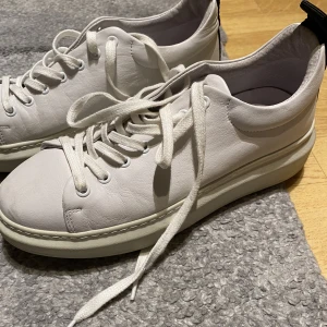 Skor från Pavement - Skor från Pavement storlek 39. Använda ett fåtal gånger.  Nypris: 1399kr Mitt pris: 300kr