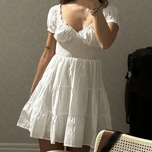 Vit klänning princess polly - Vit klänning från princesspolly, säljes då jag har hittat en annan studentklänning jag vill ha💗 den är helt ny med lappar kvar. Storlek 34 men mycket stretch så kan möjligen passa en s/36