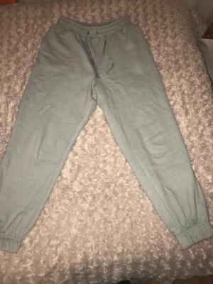 Mjukisbyxor från H&M  - Ljusgröna mjukisbyxor från H&M. Använda en gång. Inga fel. Storlek S. Resor i midjan och vid fotlederna. Mintgröna.