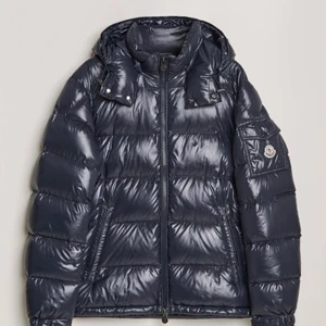 Moncler maya - Moncler maya. Jag säljer dessa för det inte är säsong längre. Jag har svart mörkblå. Kan kanske hitta en röd elelr blå. Size mellan 1-5