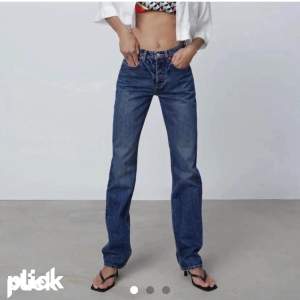 SÖKER!!!!! Söker dessa mörkblå midrise jeans från zara i storlek 32. Hör gärna av er om ni har dess i mörkblå skicka gärna bilder på dem då. Kan tänka mig betala mellan 250-100 kr. ❤️