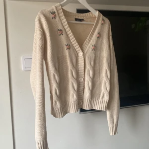 Kofta stl S - Beige kofta från Kappahl, storlek small. Inget tecken på användning. 