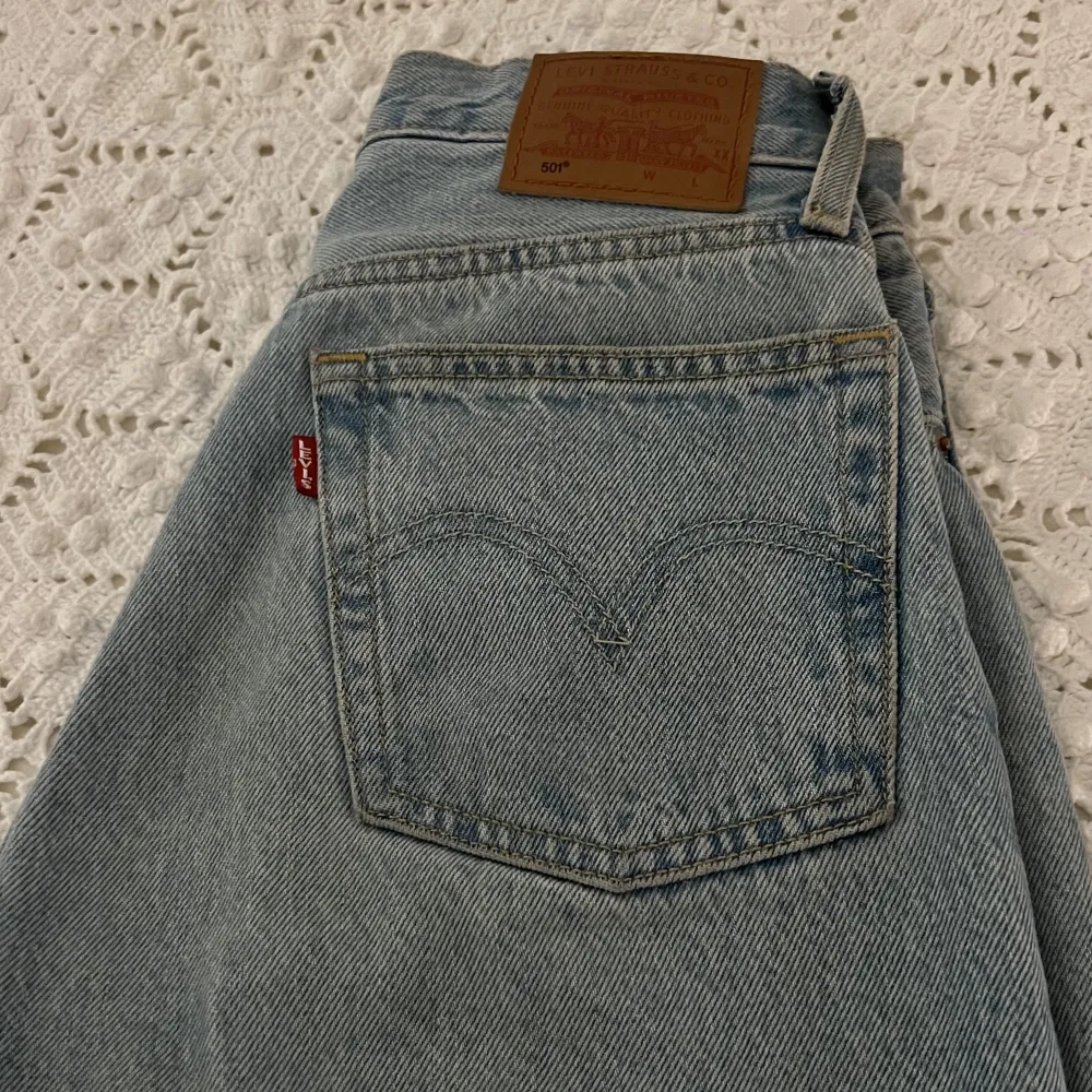Fina levi’s jeans som tyvärr inte kommer till användning längre, passar ungefär som storlek 36!. Jeans & Byxor.