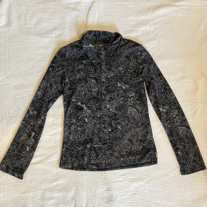 Meshtopp - Långärmat meshtopp med coola mönster! Har knappar vid halsen. Storlek S / 36-38 Frakt tillkommer 💕💖💕