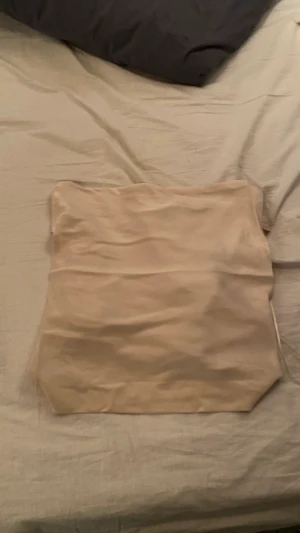 Champagne färgad topp från BikBok - Champagne färgad topp från BikBok i storlek ”XS”. 