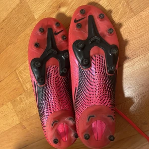 Nike Mercurial - Nike mercurial vapor 13 Elite. Använda cirka 3-4 ggr. Inget är trasigt. Säljer för att skorna inte kommer till användning samt för att jag ska åka utomlands för att spela fotboll. Storlek 43. lite jord på dem men det kan jag ta bort innan jag skickar