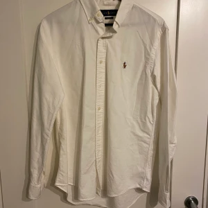 Ralph Lauren skjorta strl M - Skjorta från Ralph Lauren använd en gång. Classic fit. Strl M.