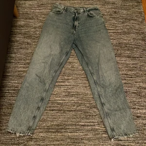 Bik bok jeans - Ett par blåa lightwash jeans i bra kvalite. Skulle säga att dem sitter som ett par mom jeans. 