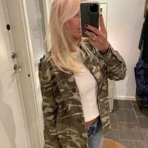 Kamouflage jacka - Skit snygg kamouflage jacka från ONLY💚 Nyskick