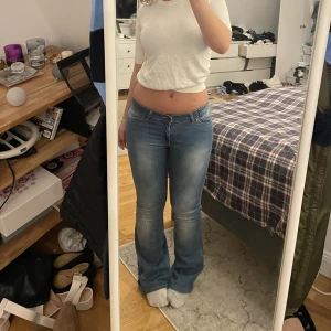 Twist & Tango jeans - Säljer ett par superfina lågmidjade jeans från Twist & Tango. De är i storlek 29 i midjan och passar mig som är 160💕  Möts upp i Stockholm annars står köparen för frakt!