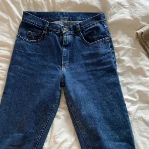 Retro Lee jeans i storlek S Regular waist  Bra skick  Köpta på Beyond Retro men säljs nu på grund av att jag inte använder dom.   Mitt pris: 400 + frakt
