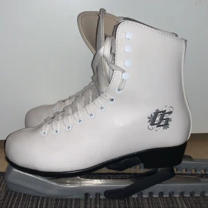 Cs skridskor med silver färgad skridskors skal  - Hej! Dessa skridskor har använts några gånger bara när jag var liten men har inte använt de på ett tag så de är helt okej inget är trasigt med de, de är i god kondition. (Såklart kan ni kontakta mig för priset om det inte passar dig) 