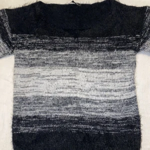 Mörk varm tröja. - Varm grå tröja, perfekt för vintern.