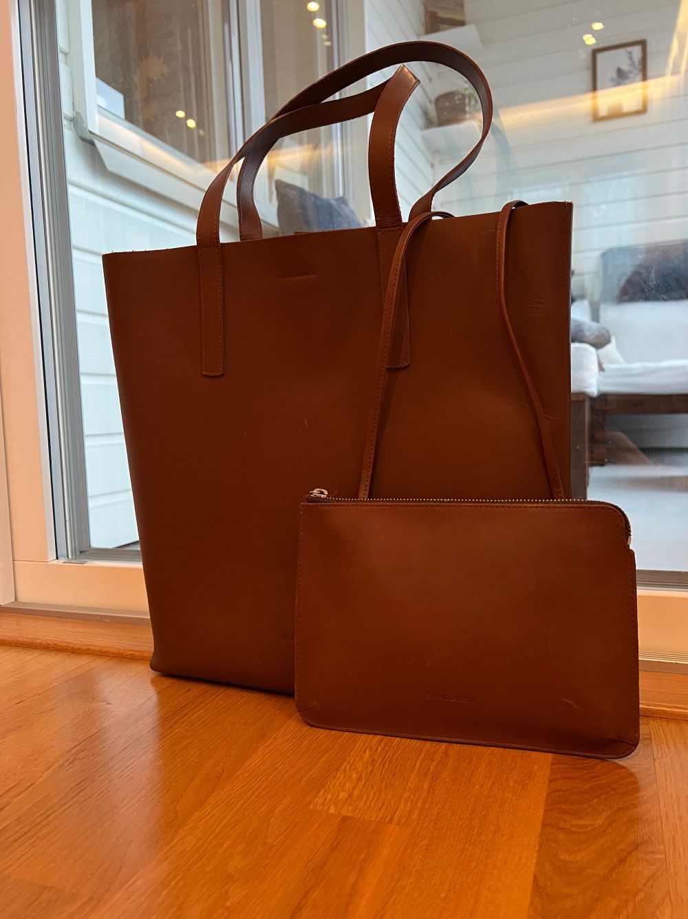 Två väskor i brunt läder.   Den stora, 36x40 cm - 700 kr (nypris 2600kr) Den lilla, 18x25 cm - 500 kr (nypris 1800kr) Vid köp av båda 1000 kr.. Väskor.