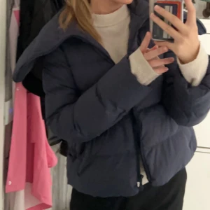 Kort jacka  - Jättefin jacka som är perflet för hösten och vintern, cool och speciell krage! Skriv för fler bilder. 