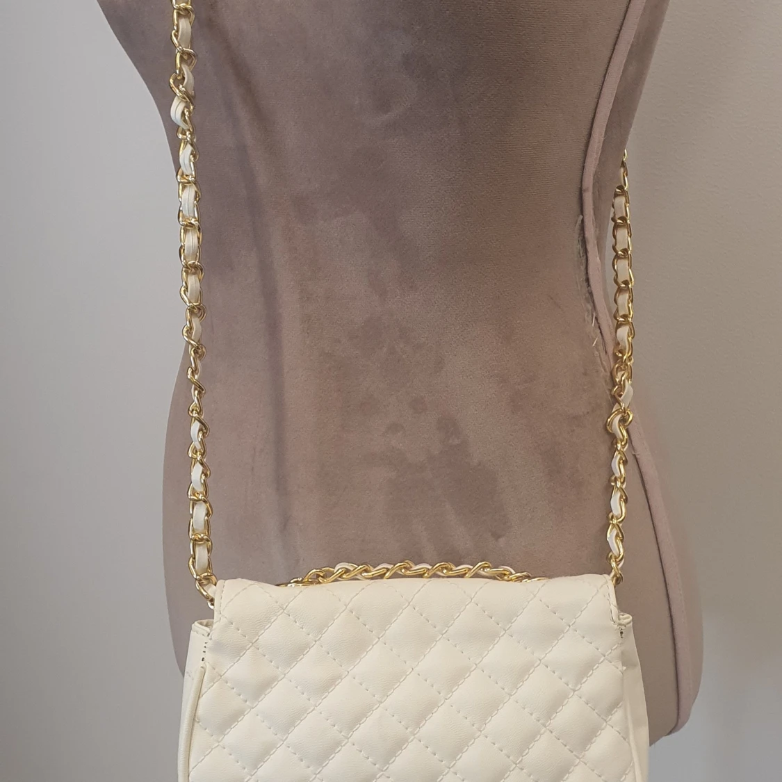 Vit axelremsväska med guldkedja axelrem - 90