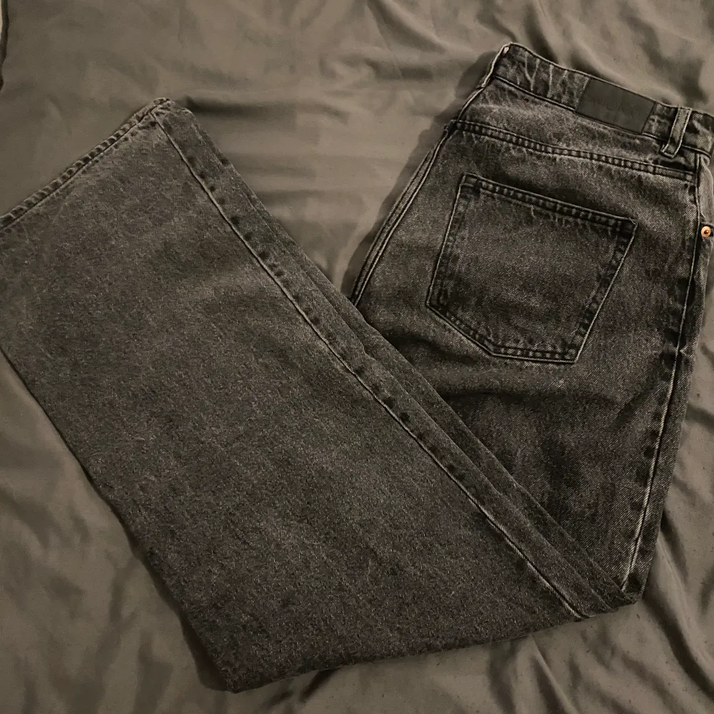 Ett par gråa Yoko jeans från Monki, bra skick. Dem är långa på mig som är 167/168. Frakten varierar! . Jeans & Byxor.