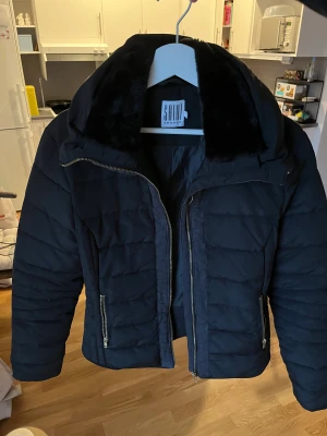 Vinterjacka  - Vinterjacka köpt för 2 år sedan, använd endast förra vintern. Bra skick. 