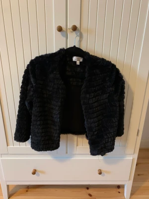 Fluffig kofta - En fluggig kofta i storlek M. Nyskick 