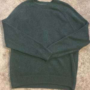 Säljer en grön stickad tröja som är perfekt till vintern!🤩storleken är M och den sitter lite loose. 