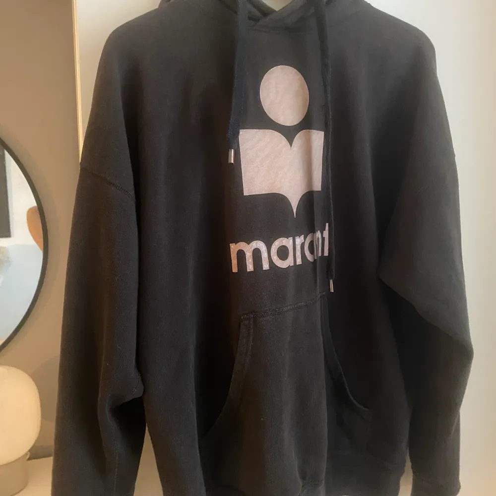 Hoddie från isabel marant, har några mindre defekter därav priset. Det var lite sammet liknade tyg på bokstäverna innan, men nu är det bara ”trycket” kvar🤗. Hoodies.