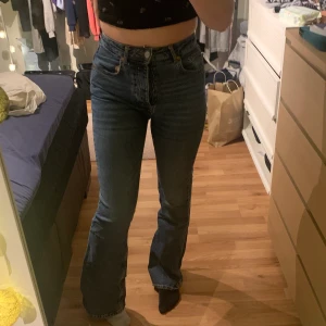 Bootcut jeans - Super fina bootcut jeans ifrån BikBok. Säljer då dem inte kommer till användning💖 är 173 cm lång och dem går ner till golvet. Stl 27. Nypris: 599