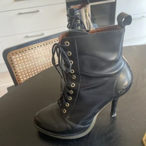 Dr. Martens klackskor - Supercoola dr. Martens som nu säljs! Är k bra skick, lite använda vilket du kan se på sulan! Cirka 6 cm höga!