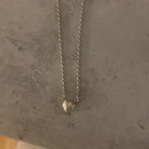 Äkta silver - Hej jag säljer mitt äkta silver halsband som jag fick när jag fyllde år, den är aldrig använd eftersom jag har ett annat, priset går alltid att diskuteras!!
