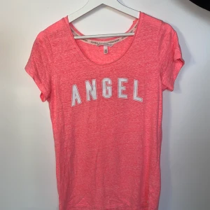 Victoria’s Secret tröja - En rosa tröja med tryck fram och vingar baktill från Victoria’s Secret