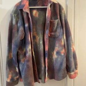 Fleeceskjorta - Världens mjukaste och mysigaste fleeceskjorta från Weekday. Har tryckknappar hela vägen på framsidan och fickor. Säljs pga används ej. 