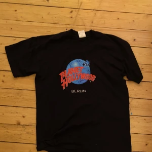 Planet hollywood t shirt - En planet hollywood tröja i storlek L. Aldrig använd, Skick 10/10