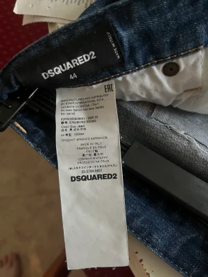 DSQUARED2 Cool Guy jeans  - I princip nästan oanvända, så i väldigt fint skick, storlek 44. (Viss prutmån finns)