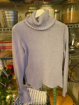 Lila polotröja strl L  - Jättefin ljuslila stickad polo i skönt material. 90tal/2000-tal känsla! Storlek L men lite liten i storleken, perfekt för en liiite oversize fit på dig som har strl M. 