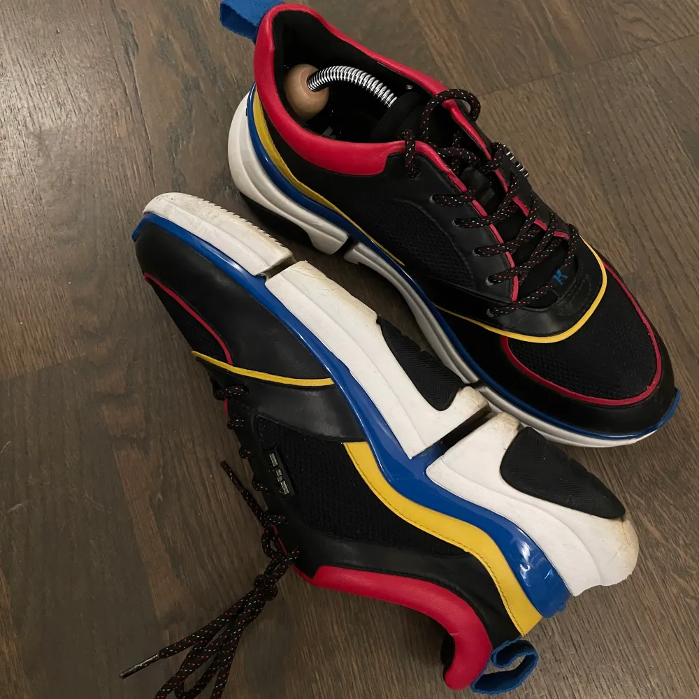 Karl Lagerfeld sneaker black with red,blue, yellow details used maximum 3 times. Skor.