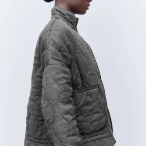 Zara - Säljer min fina zara jacka köptes för ca tre veckor sedan säljer den nu för att jag har köpt en annan jacka och då kommer denna inte till användning längre 💗