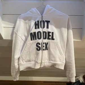 Hot Model Sex Heavy Cropped Zip-hoodie - En croppad zip-hoodie i s/m som är lite för liten för mig (jag är small). Nästan aldrig använt pga fel storlek och den har inga defekter. Skriv innan du köper eller om du vill ha fler bilder!