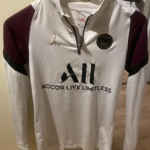 Psg tröja  - Säljer en sällsynt psg tröja.  Bra skick, har endast en skada i armen annars bra. Storlek S och som sagt väldigt sällsynt, säljs ej längre. 