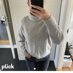 Stickad tröja - Superfin stickad tröja med hög krage från Hm!!