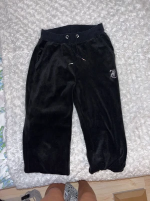 Juicy Coture Del Rey Diamante Track Pant XXS - Svarta Juicy Couture mjukisbyxor i modellen ”Del Ray Diamante Track Pant”, Med diamanter bak, alla diamanter är kvar Storlek XXS, passar även en XS Lite noppiga på insidan men i fint skick och knappt använda, nytvättade