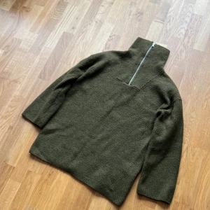 Mysig stickad tröja från HM  - Använd endast ett fåtal gånger. Mysig grön färg med stor krage. 