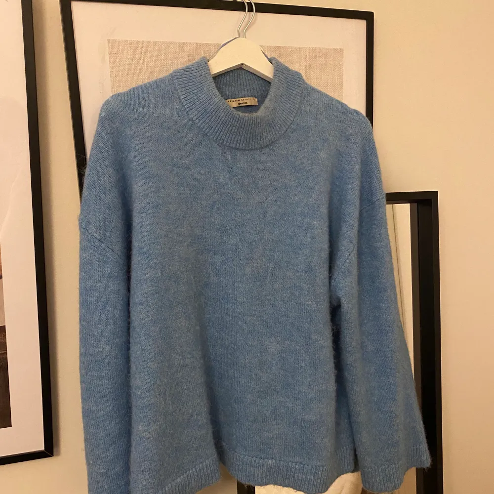 Den populära Blå stickade tröjan från Gina tricot!! Bra skick, kan skicka mer bilder såklart! Lite overzized i st s, TRYCK EJ PÅ KÖP DIREKT, tar endast swish, köparen står för frakt!⚡️💙🫶🏼. Stickat.