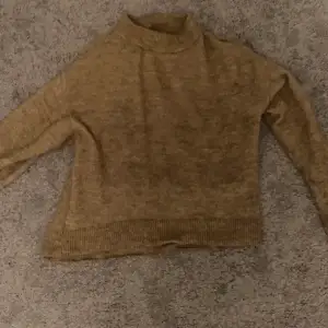 Säljer denna stickade tröja från vero Moda då den inte kommit till andvändning😊💕