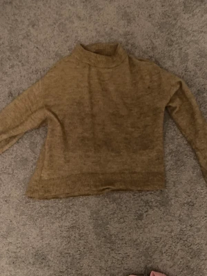 Stickad tröja  - Säljer denna stickade tröja från vero Moda då den inte kommit till andvändning😊💕