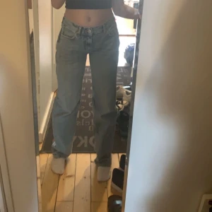 Lågmidjade blå jeans - Säljer mina blå jeans buda privat💗 nypris är 499kr💗 säljer eftersom har väldigt många jeans pris går att diskuteras 