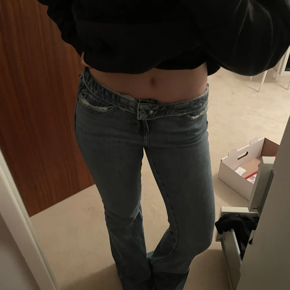 Ett par blåa Lågmidjade jeans, har lite många jeans därför jag säljer💕. Jeans & Byxor.