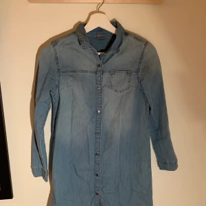 Jeans klänning - Jeansklänning från next. Det står ingen storlek men skulle säga 140-146. Aldrig använd 💙