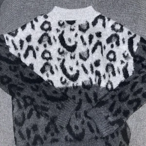 Stickad tröja - supersöt stickad tröja från mango, fåtal ggr använd 🫶🏻 